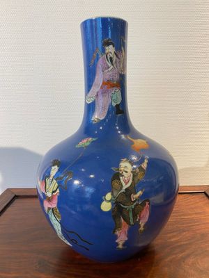 Vase de forme bouteille en porcelaine de Chine famille rose à décor des 'huit immortels' sur fond bleu, marque de Qianlong, 19ème — photo 1