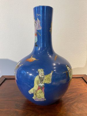 Vase de forme bouteille en porcelaine de Chine famille rose à décor des 'huit immortels' sur fond bleu, marque de Qianlong, 19ème — photo 2