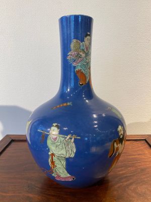 Vase de forme bouteille en porcelaine de Chine famille rose à décor des 'huit immortels' sur fond bleu, marque de Qianlong, 19ème — photo 3