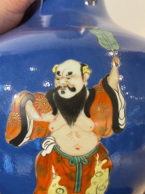 Vase de forme bouteille en porcelaine de Chine famille rose à décor des 'huit immortels' sur fond bleu, marque de Qianlong, 19ème — photo 8