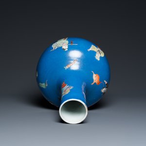 Vase de forme bouteille en porcelaine de Chine famille rose à décor des 'huit immortels' sur fond bleu, marque de Qianlong, 19ème — photo 5