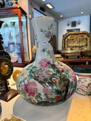 Vase de forme bouteille en porcelaine de Chine famille rose à décor d'oiseaux parmi des branches fleuries, marque de Qianlong, République — photo 1