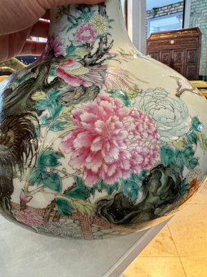 Vase de forme bouteille en porcelaine de Chine famille rose à décor d'oiseaux parmi des branches fleuries, marque de Qianlong, République — photo 9