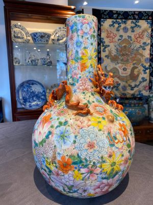 Vase de forme bouteille en porcelaine de Chine famille rose à décor 'millefleurs', marque de Qianlong, République — photo 2