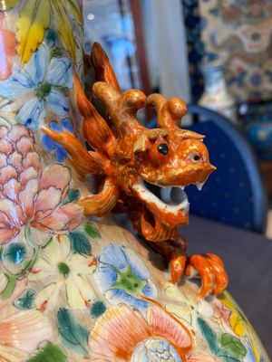 Vase de forme bouteille en porcelaine de Chine famille rose à décor 'millefleurs', marque de Qianlong, République — photo 4