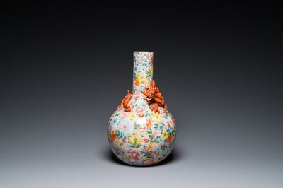 Vase de forme bouteille en porcelaine de Chine famille rose à décor 'millefleurs', marque de Qianlong, République
