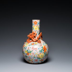 Vase de forme bouteille en porcelaine de Chine famille rose à décor 'millefleurs', marque de Qianlong, République — photo 4