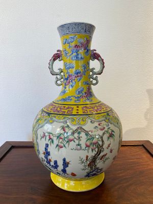 Vase de forme bouteille en porcelaine de Chine famille rose à fond jaune à décor de 'neuf pêches', Jiaqing — photo 3