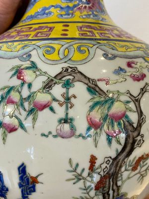 Vase de forme bouteille en porcelaine de Chine famille rose à fond jaune à décor de 'neuf pêches', Jiaqing — photo 9