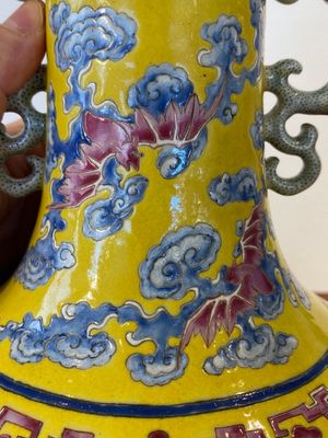 Vase de forme bouteille en porcelaine de Chine famille rose à fond jaune à décor de 'neuf pêches', Jiaqing — photo 10