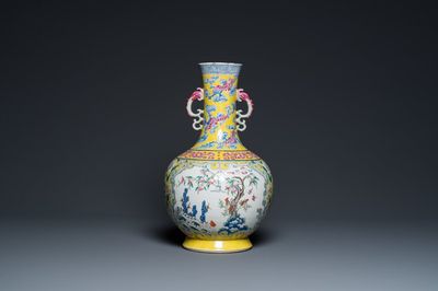 Vase de forme bouteille en porcelaine de Chine famille rose à fond jaune à décor de 'neuf pêches', Jiaqing