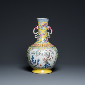 Vase de forme bouteille en porcelaine de Chine famille rose à fond jaune à décor de 'neuf pêches', Jiaqing — photo 1