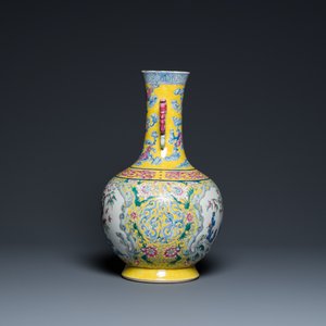 Vase de forme bouteille en porcelaine de Chine famille rose à fond jaune à décor de 'neuf pêches', Jiaqing — photo 2