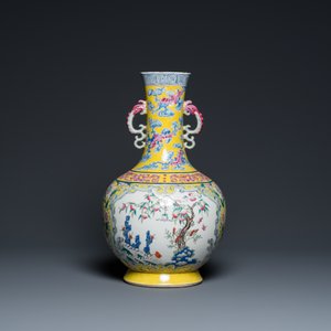 Vase de forme bouteille en porcelaine de Chine famille rose à fond jaune à décor de 'neuf pêches', Jiaqing — photo 3
