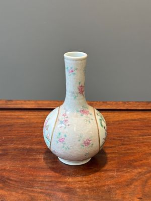Vase de forme bouteille en porcelaine de Chine famille rose, marque de Qianlong, République — photo 2
