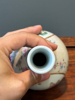 Vase de forme bouteille en porcelaine de Chine famille rose, marque de Qianlong, République — photo 6