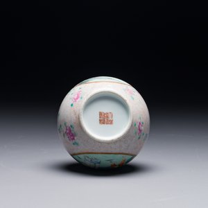 Vase de forme bouteille en porcelaine de Chine famille rose, marque de Qianlong, République — photo 3