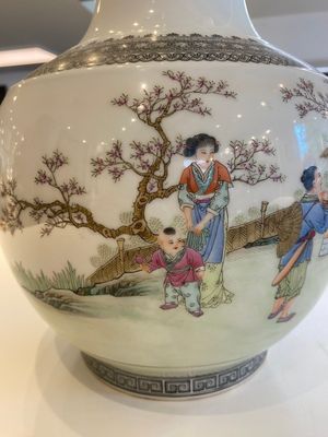 Vase de forme bouteille en porcelaine de Chine famille rose, marque de Qianlong, République — photo 3
