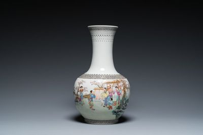 Vase de forme bouteille en porcelaine de Chine famille rose, marque de Qianlong, République