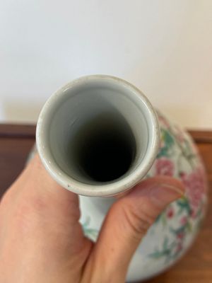 Vase de forme bouteille en porcelaine de Chine famille rose, marque de Yongzheng, République — photo 4