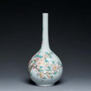 Vase de forme bouteille en porcelaine de Chine famille rose, marque de Yongzheng, République — photo 2