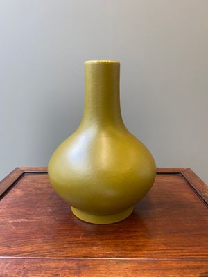 Vase de forme bouteille en porcelaine de Chine monochrome à émail dit 'poudre de thé', marque et époque de Guangxu — photo 3