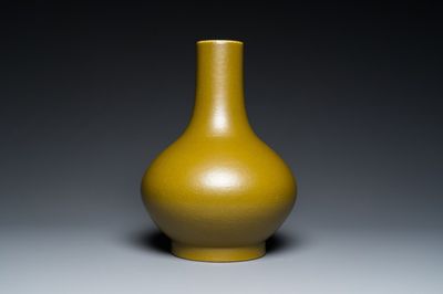 Vase de forme bouteille en porcelaine de Chine monochrome à émail dit 'poudre de thé', marque et époque de Guangxu