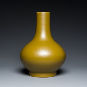Vase de forme bouteille en porcelaine de Chine monochrome à émail dit 'poudre de thé', marque et époque de Guangxu — photo 2