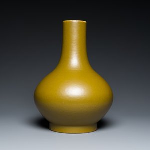 Vase de forme bouteille en porcelaine de Chine monochrome à émail dit 'poudre de thé', marque et époque de Guangxu — photo 4
