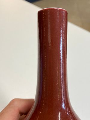Vase de forme bouteille en porcelaine de Chine monochrome à émail rouge rubis foncé, marque et époque de Qianlong — photo 4
