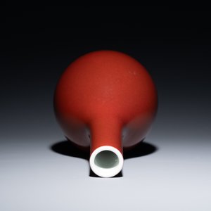 Vase de forme bouteille en porcelaine de Chine monochrome à émail rouge rubis foncé, marque et époque de Qianlong — photo 5
