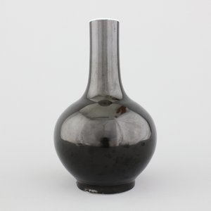 Vase de forme bouteille en porcelaine de Chine monochrome noir, marqué Qianlong mais probablement 20e — photo 1