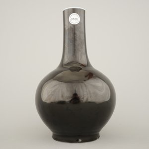 Vase de forme bouteille en porcelaine de Chine monochrome noir, marqué Qianlong mais probablement 20e — photo 4