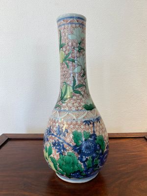 Vase de forme bouteille en porcelaine de Chine wucai, époque Transition — photo 2