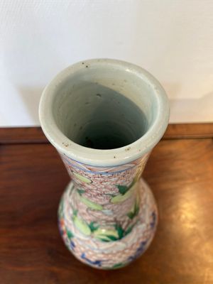 Vase de forme bouteille en porcelaine de Chine wucai, époque Transition — photo 4
