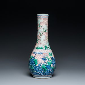 Vase de forme bouteille en porcelaine de Chine wucai, époque Transition — photo 3