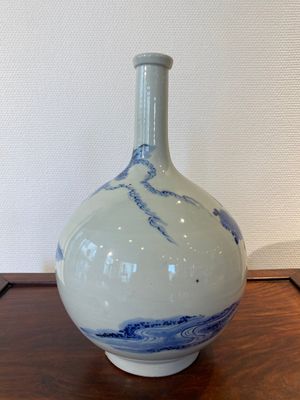 Vase de forme bouteille en porcelaine de Japon en bleu et blanc à décor d'une dame dans un paysage, Edo, 17/18ème — photo 3