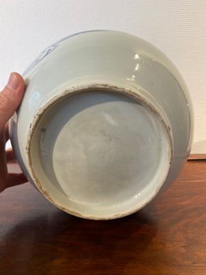 Vase de forme bouteille en porcelaine de Japon en bleu et blanc à décor d'une dame dans un paysage, Edo, 17/18ème — photo 5