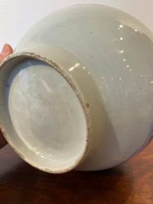 Vase de forme bouteille en porcelaine de Japon en bleu et blanc à décor d'une dame dans un paysage, Edo, 17/18ème — photo 6