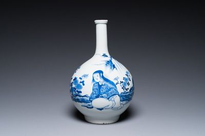 Vase de forme bouteille en porcelaine de Japon en bleu et blanc à décor d'une dame dans un paysage, Edo, 17/18ème