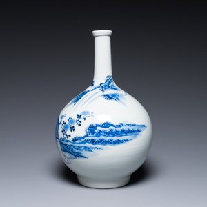 Vase de forme bouteille en porcelaine de Japon en bleu et blanc à décor d'une dame dans un paysage, Edo, 17/18ème — photo 4