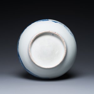 Vase de forme bouteille en porcelaine de Japon en bleu et blanc à décor d'une dame dans un paysage, Edo, 17/18ème — photo 5