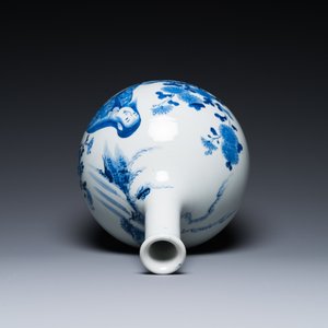 Vase de forme bouteille en porcelaine de Japon en bleu et blanc à décor d'une dame dans un paysage, Edo, 17/18ème — photo 6