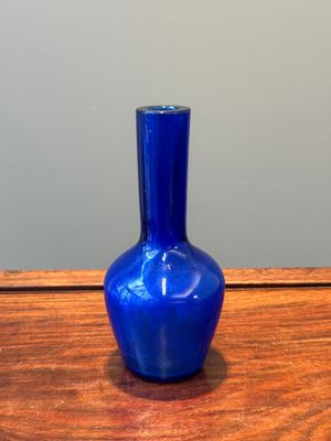 Vase de forme bouteille en verre bleu de Pékin, marque et peut-être époque de Qianlong — photo 1