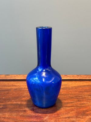 Vase de forme bouteille en verre bleu de Pékin, marque et peut-être époque de Qianlong — photo 3