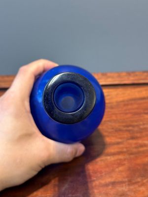 Vase de forme bouteille en verre bleu de Pékin, marque et peut-être époque de Qianlong — photo 4