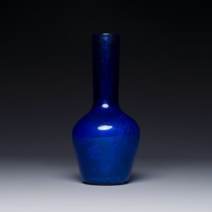 Vase de forme bouteille en verre bleu de Pékin, marque et peut-être époque de Qianlong — photo 2