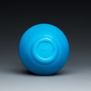 Vase de forme bouteille en verre de Pékin bleu turquoise, Chine, marque et époque de Qianlong — photo 6