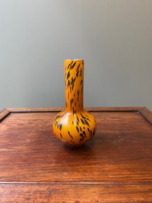Vase de forme bouteille en verre de Pékin de couleur ambre tacheté, Chine, marque et époque de Xianfeng — photo 1