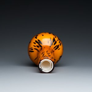 Vase de forme bouteille en verre de Pékin de couleur ambre tacheté, Chine, marque et époque de Xianfeng — photo 5